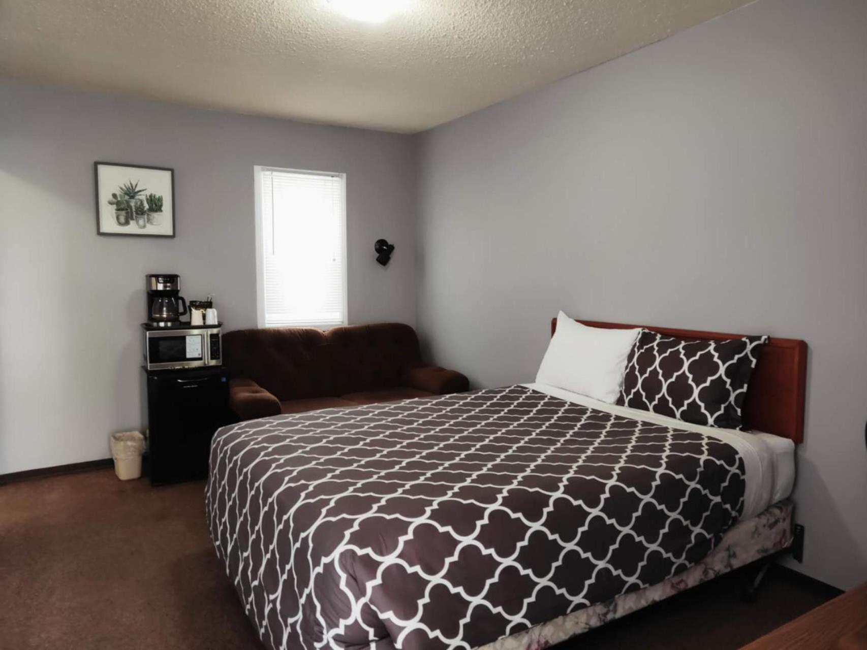 Melsask Motel Melville Экстерьер фото
