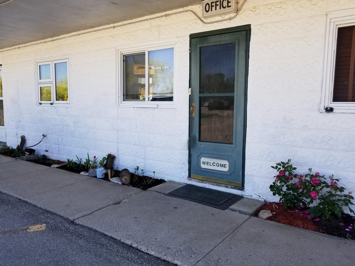 Melsask Motel Melville Экстерьер фото